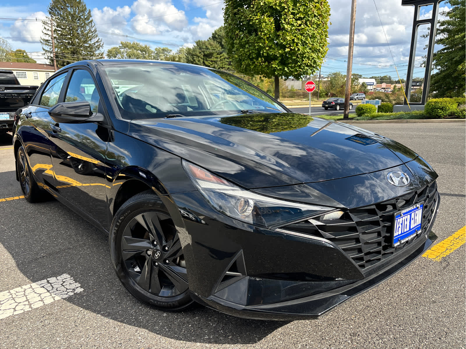 2022 Hyundai Elantra SEL photo 2