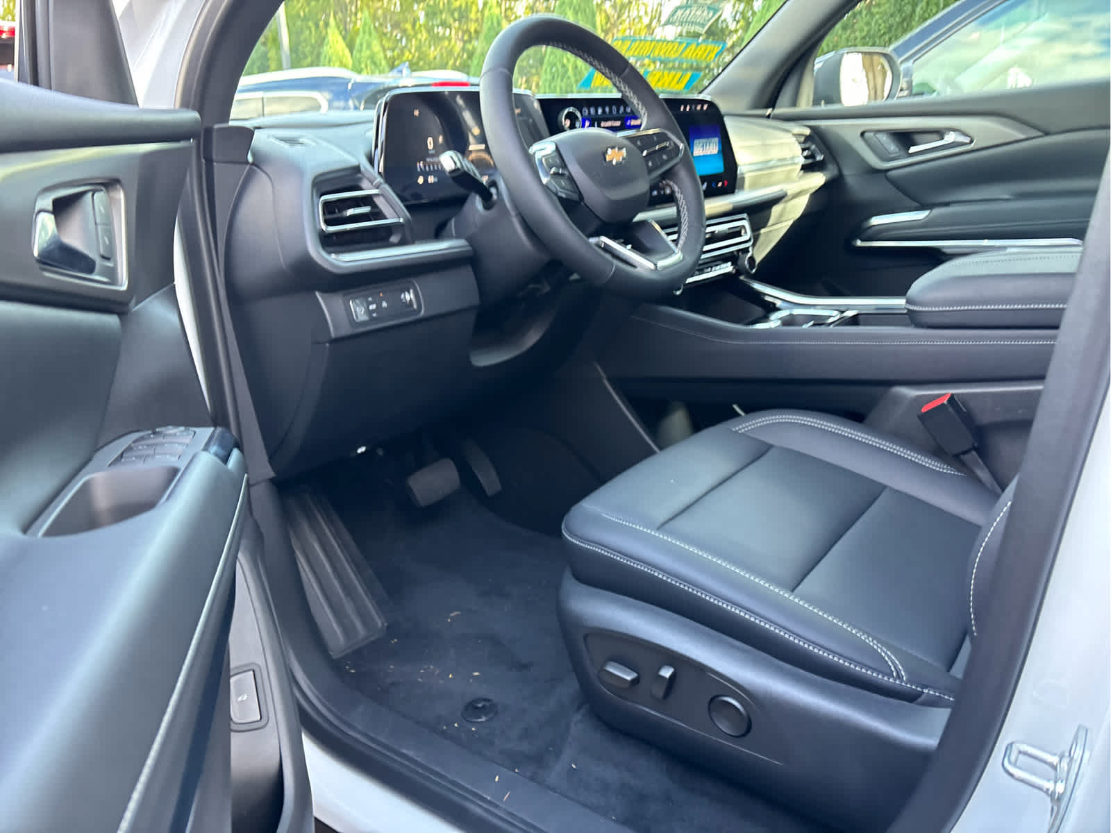 2025 Chevrolet Traverse photo 4