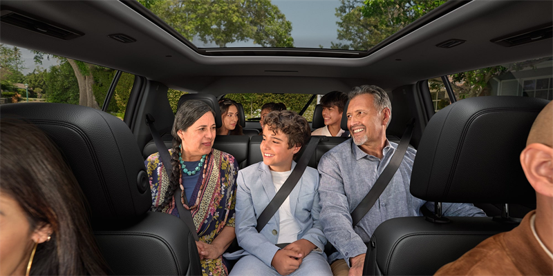 Happy family inside of the 2026 Chevrolet Traverse