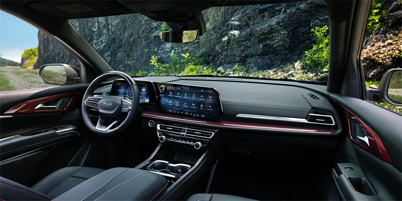 The tech dashboard of the 2026 Chevrolet Traverse in view of the drivers seat