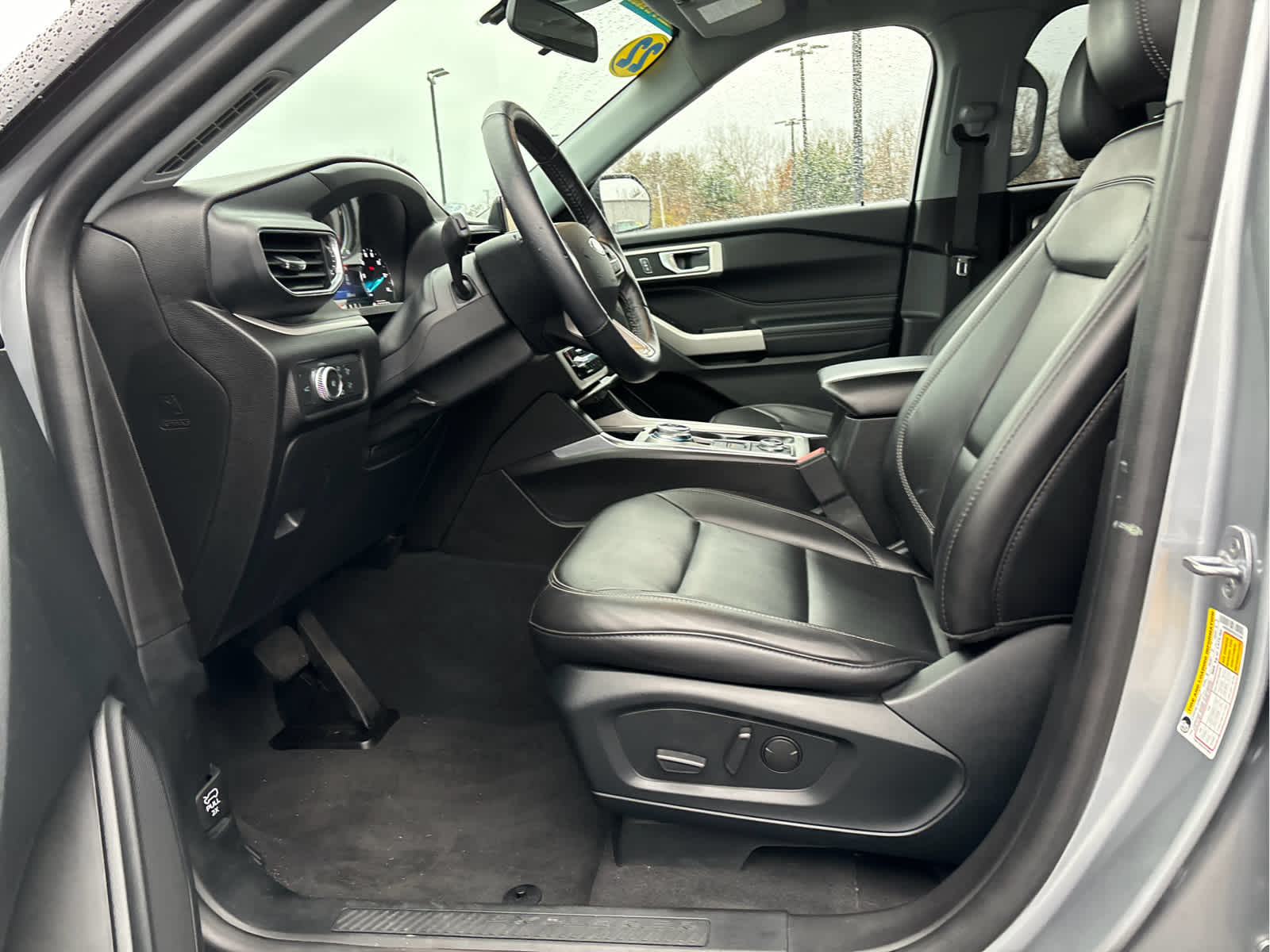 2022 Ford Explorer XLT photo 3