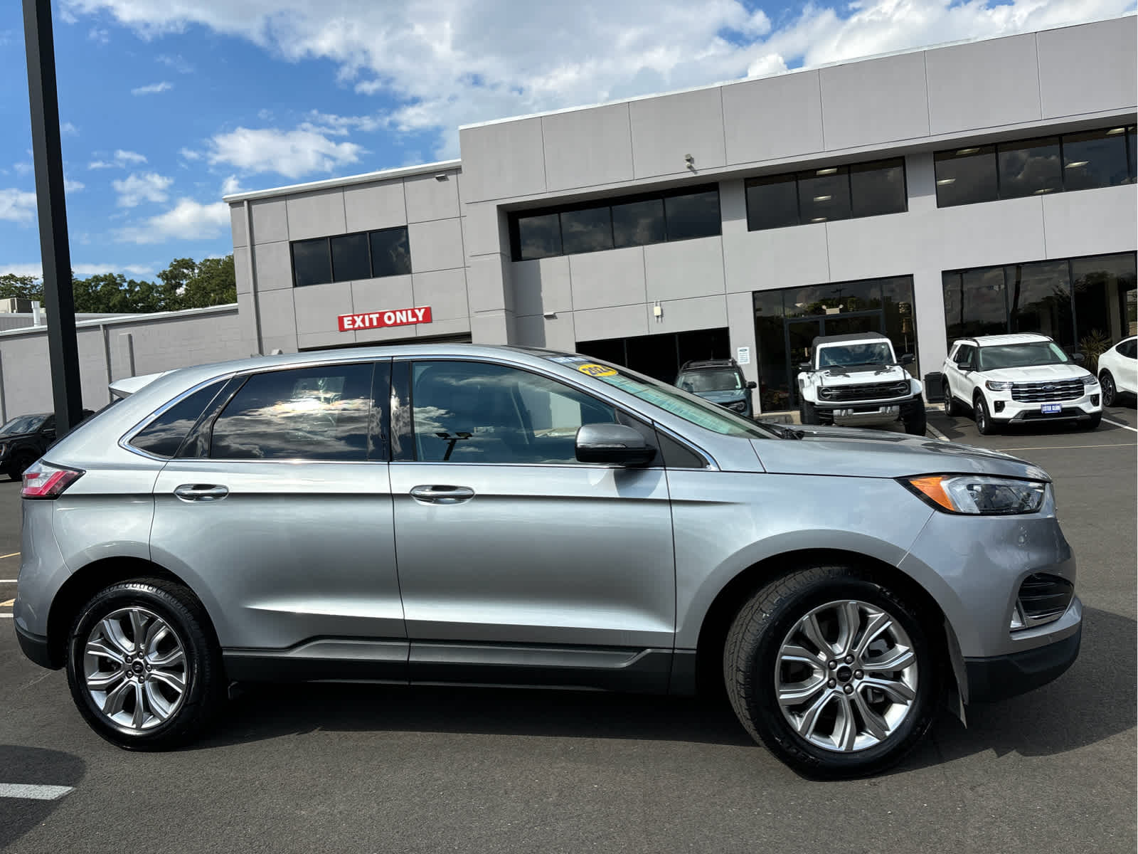 2024 Ford Edge Titanium photo 3