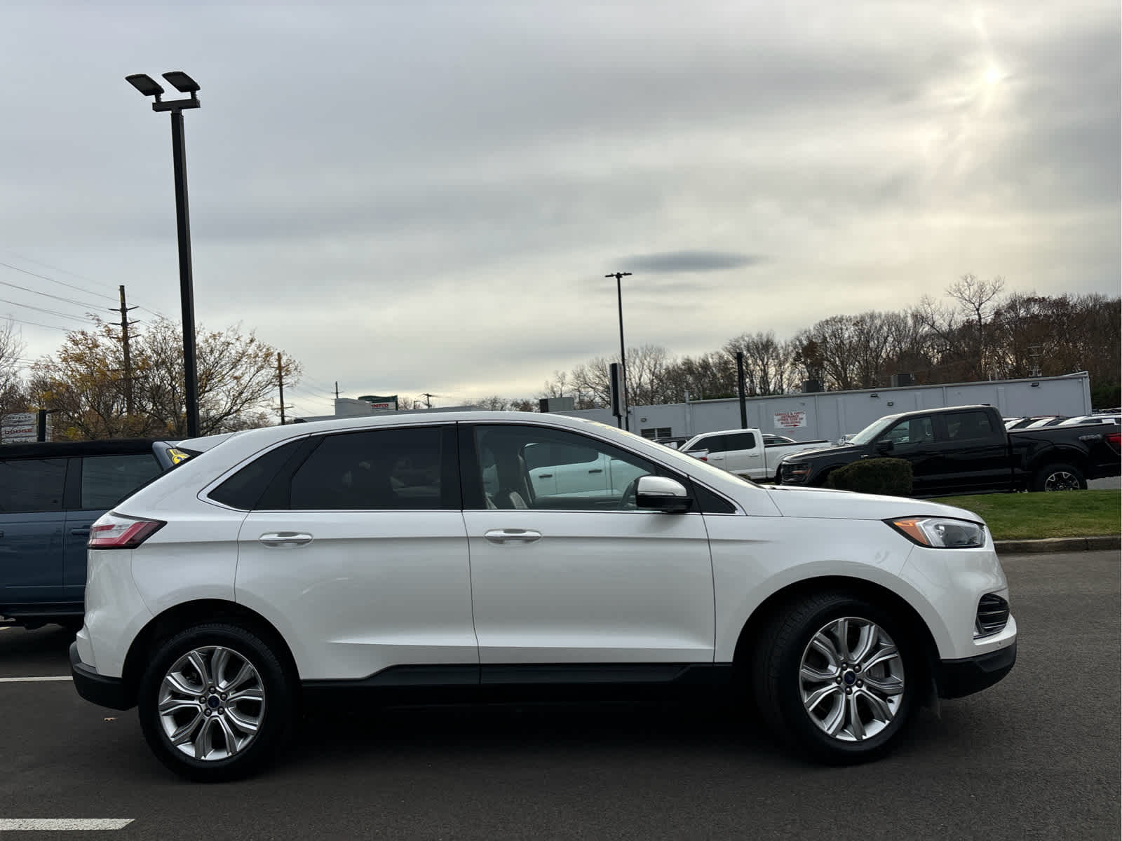 2022 Ford Edge Titanium photo 2