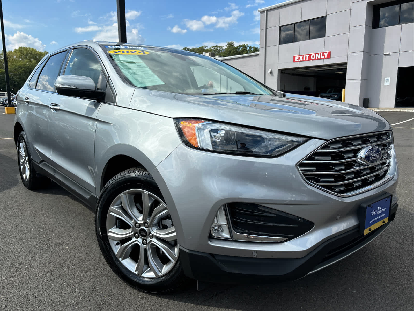 2024 Ford Edge Titanium photo 2