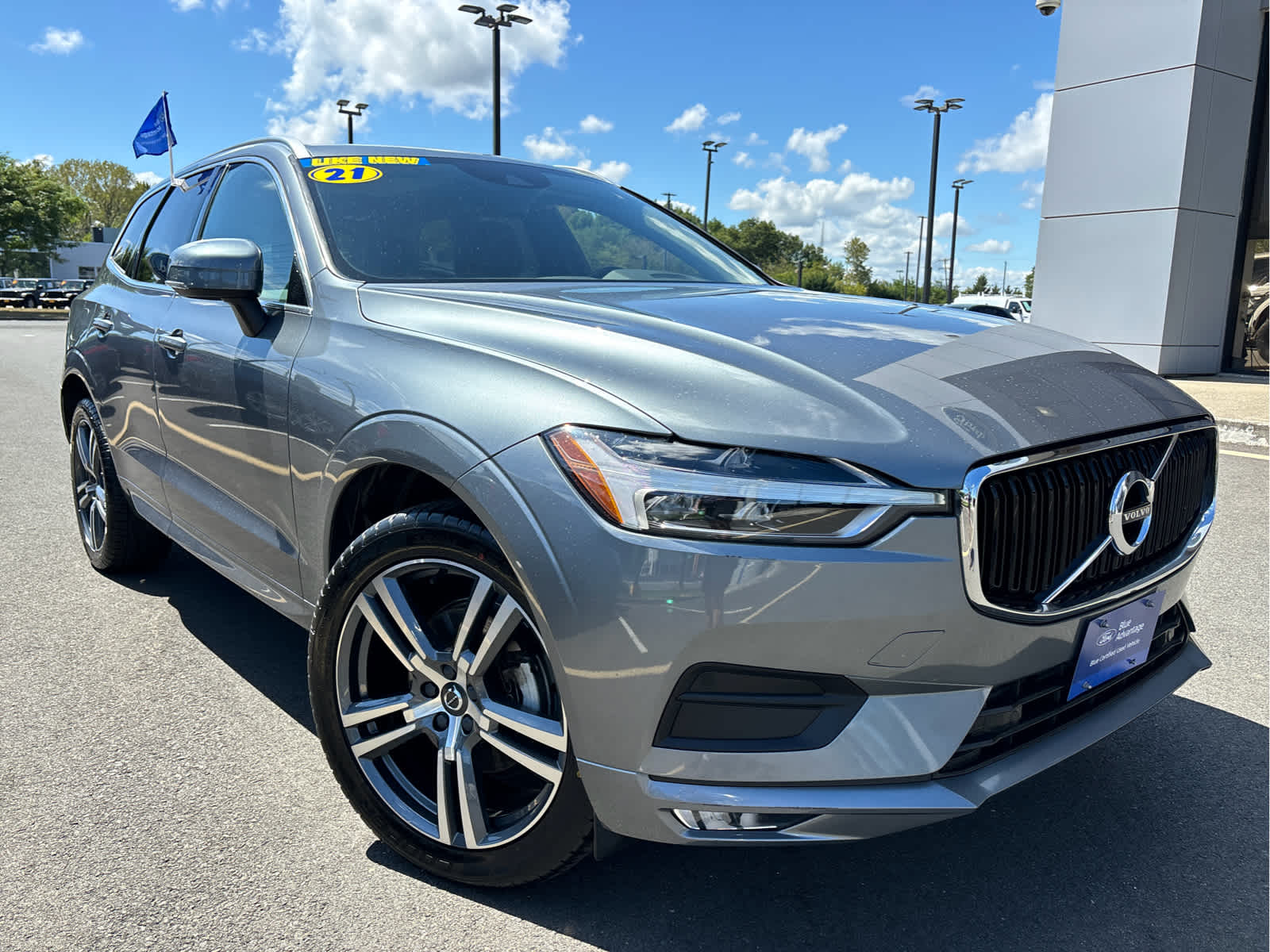 2021 Volvo XC60 Momentum T5 photo 2
