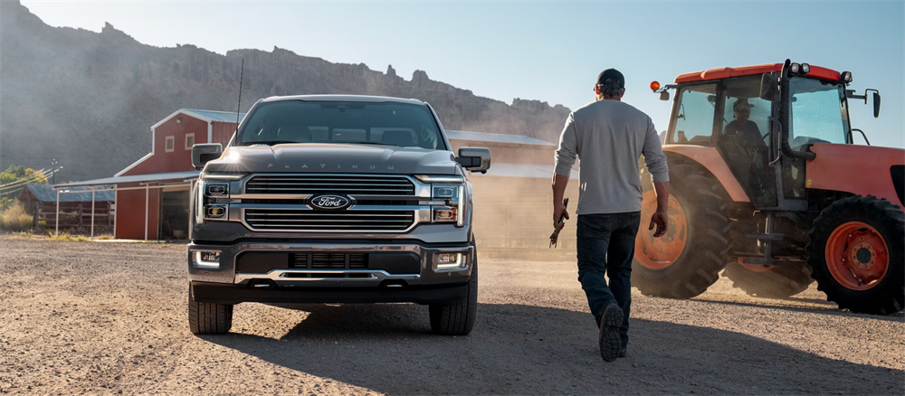 Trabajador de construcción junto a su nueva Ford F-150.