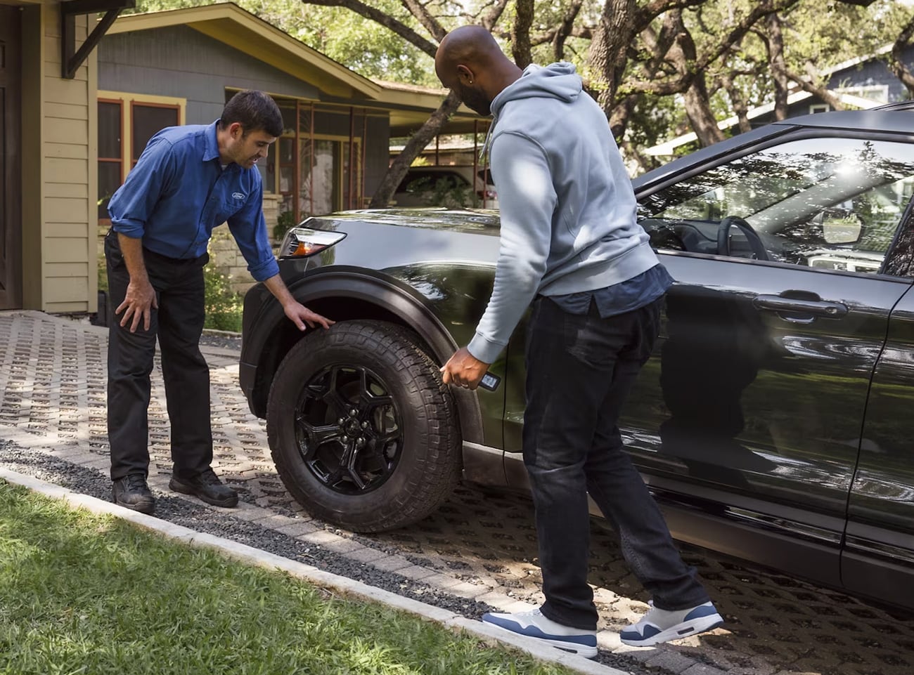 Ford Mobile Service Customer recieving help from dealership representative about their wheels