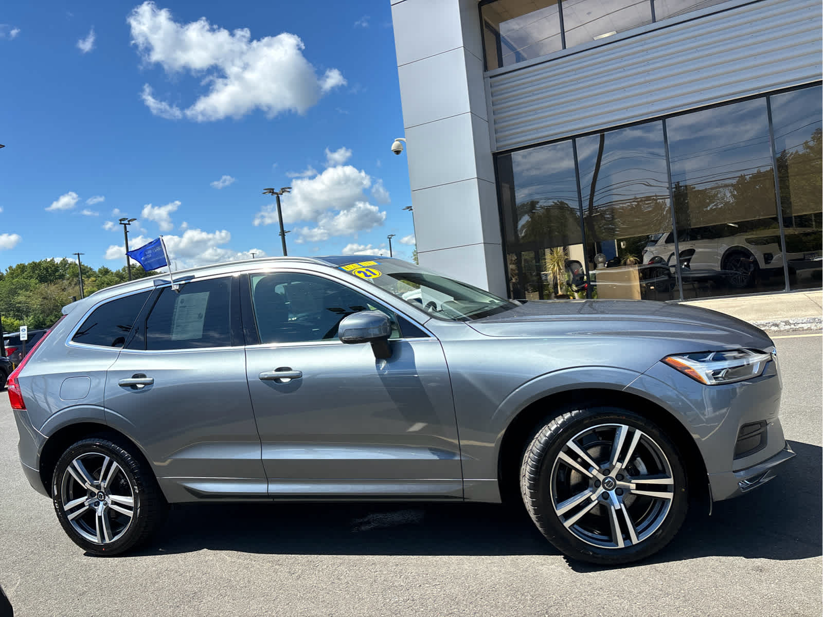 2021 Volvo XC60 Momentum T5 photo 3