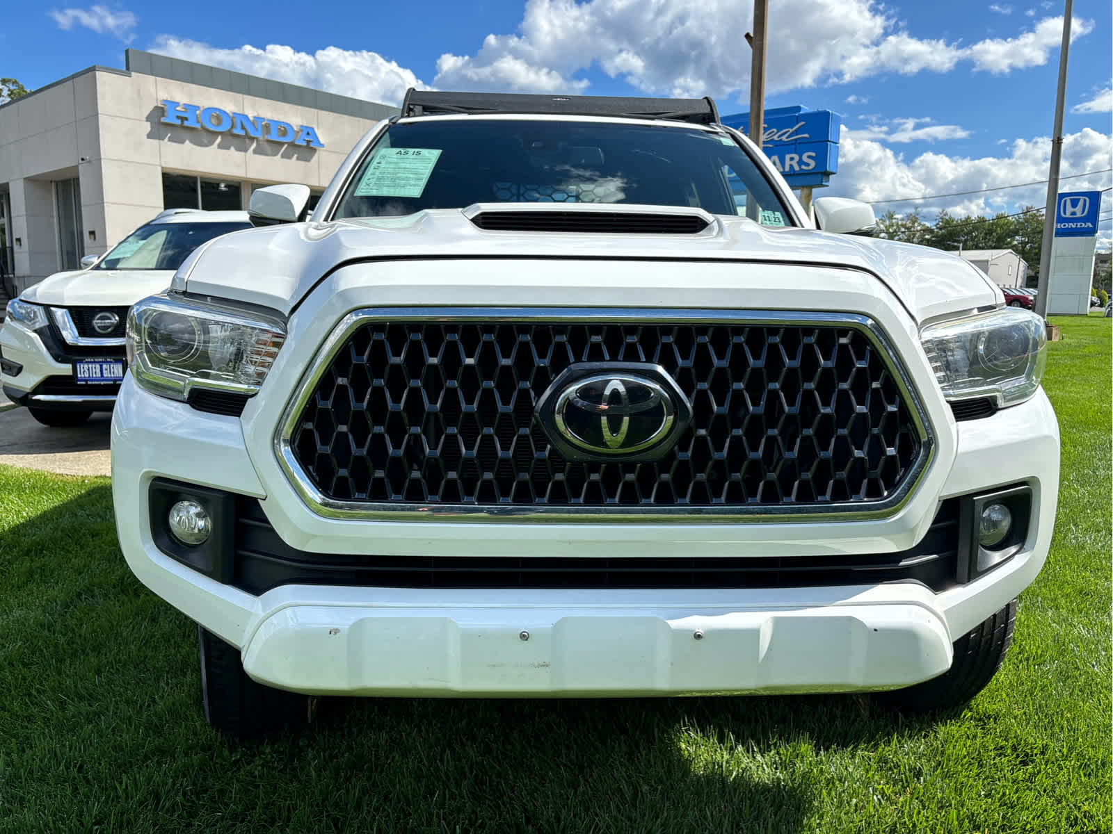 2018 Toyota Tacoma TRD Sport photo 2