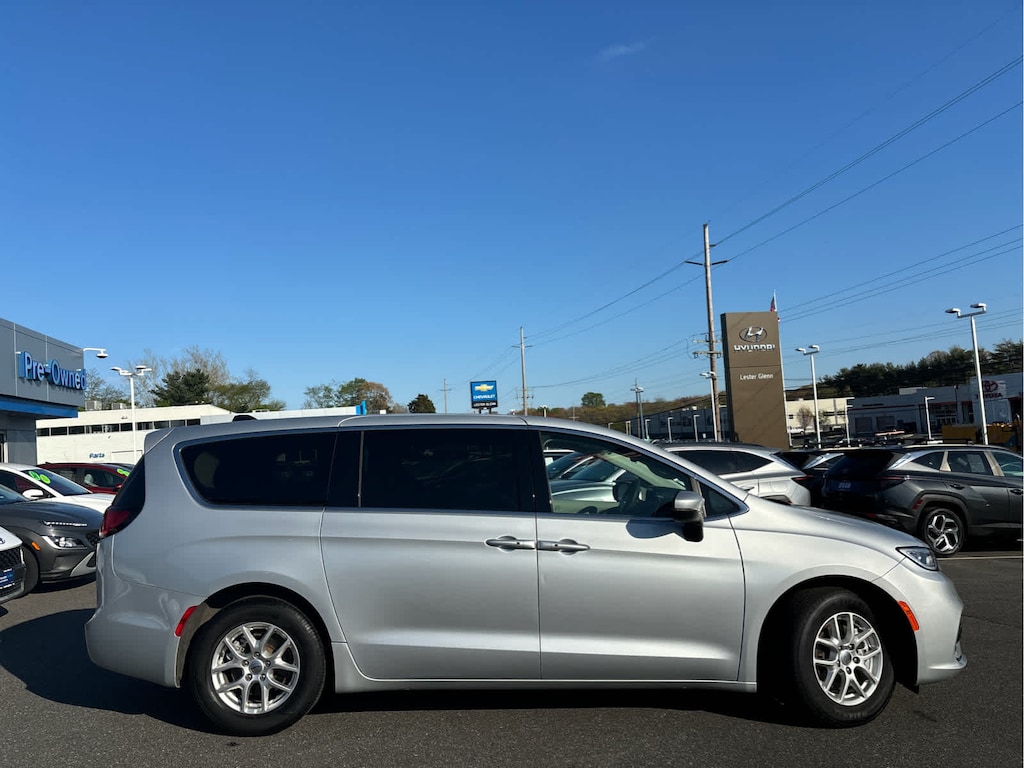Used 2023 Chrysler Pacifica Touring L Van Passenger Van