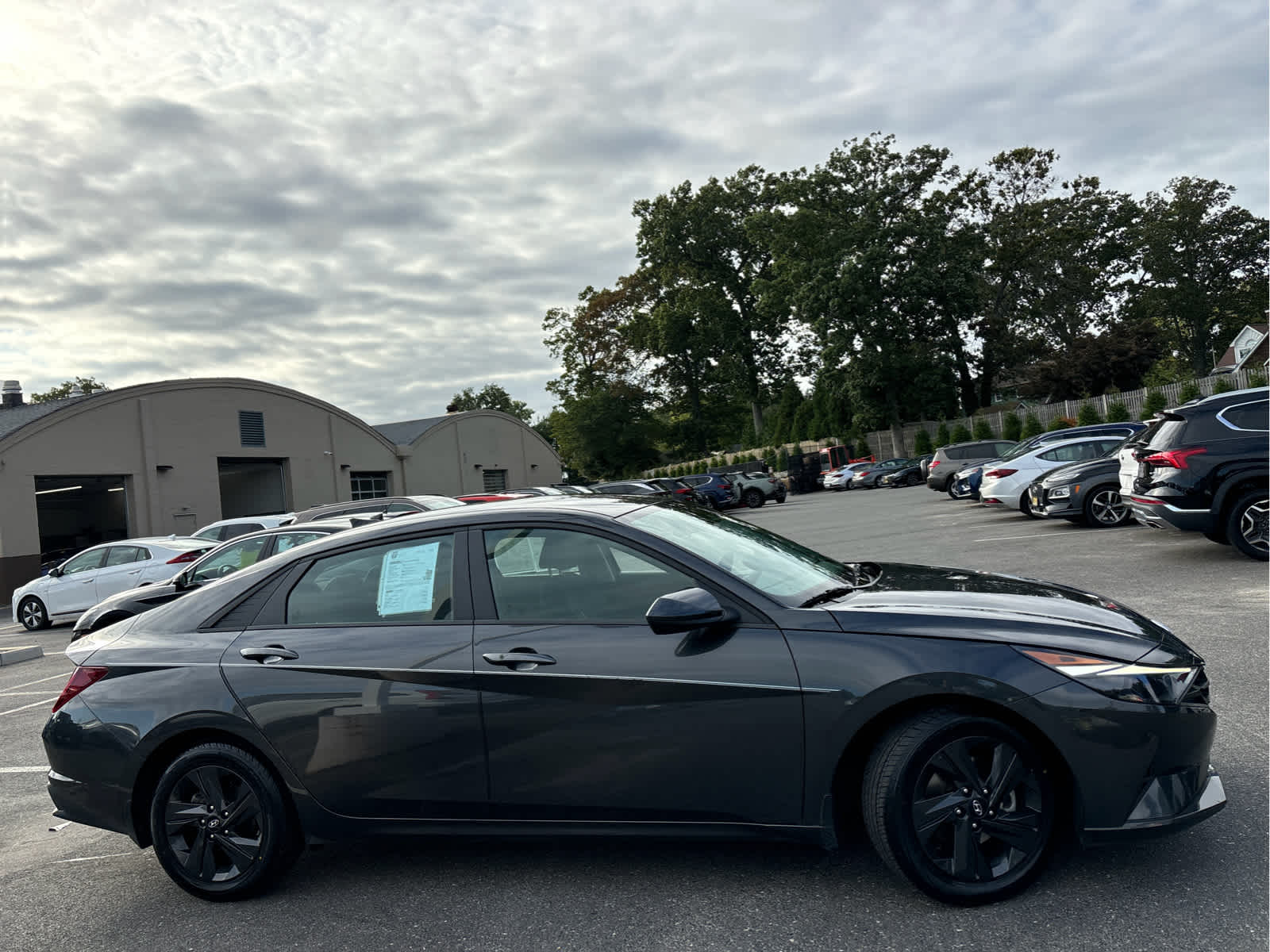 2023 Hyundai Elantra SEL photo 2