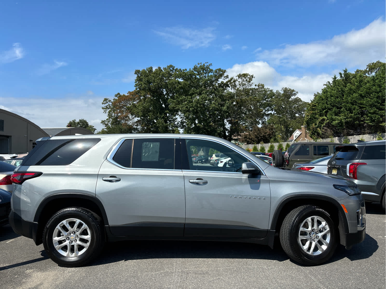 2023 Chevrolet Traverse 1LS photo 2