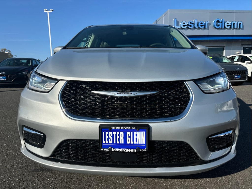 Used 2023 Chrysler Pacifica Touring L Van Passenger Van
