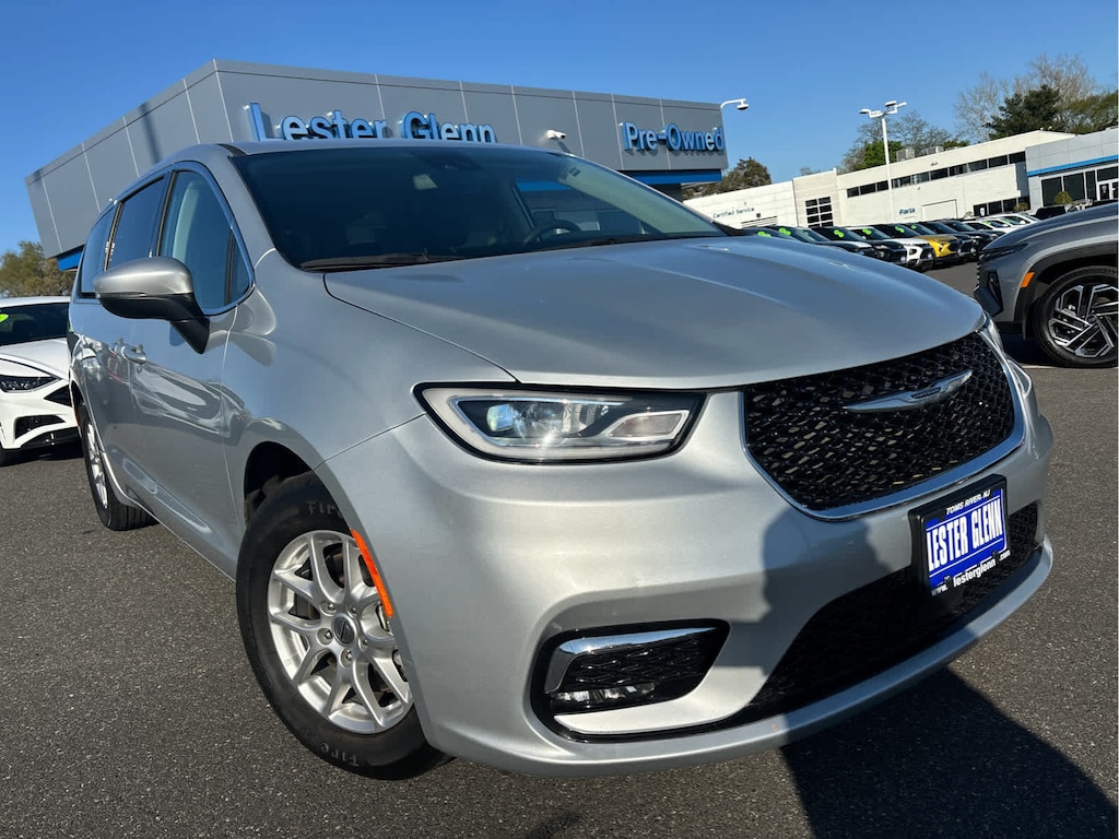 Used 2023 Chrysler Pacifica Touring L Van Passenger Van