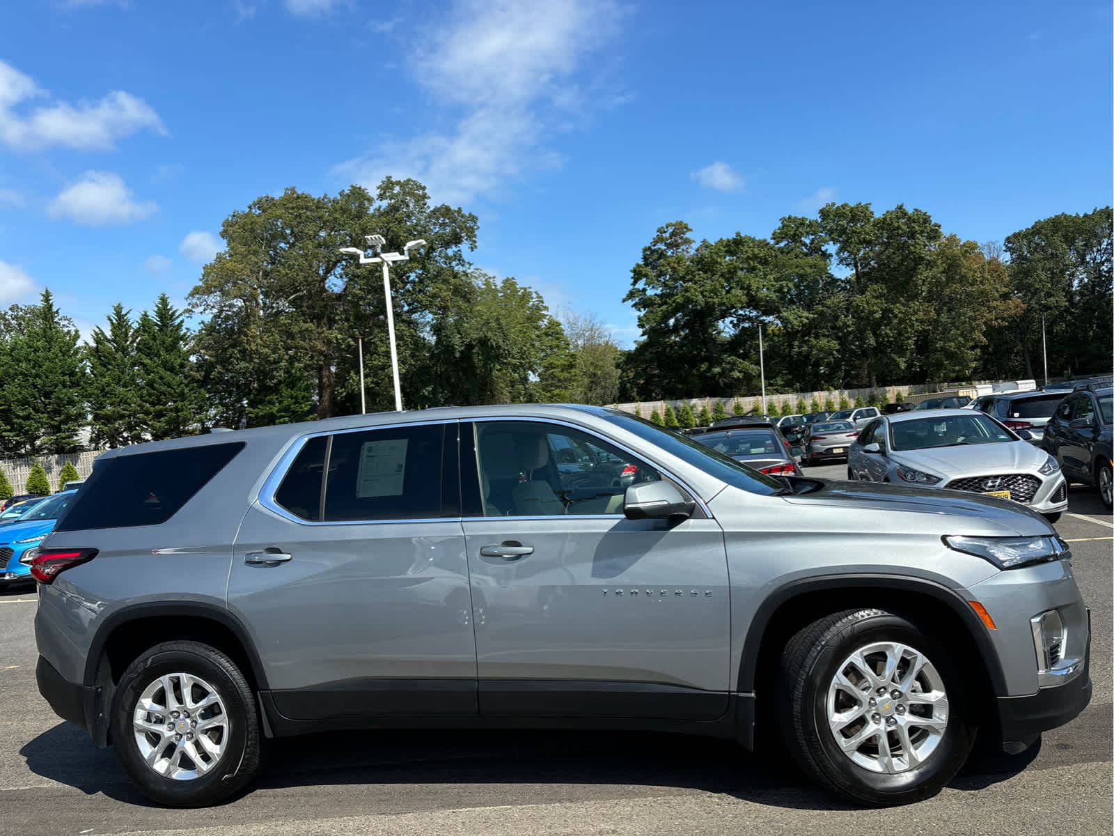 2023 Chevrolet Traverse 1LS photo 2