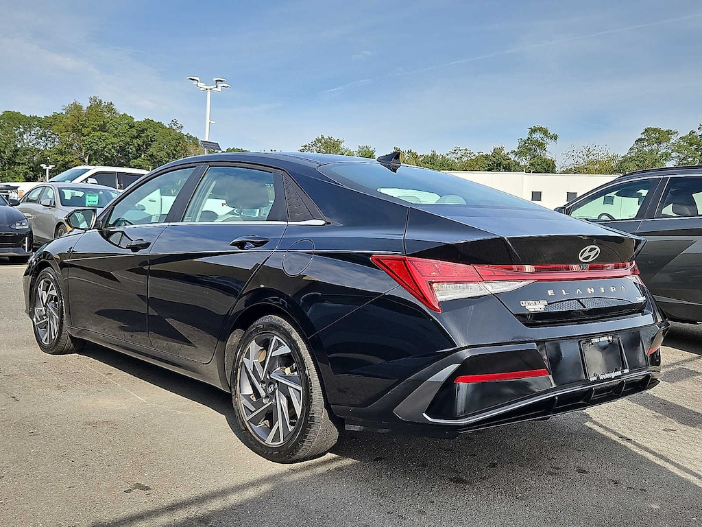 New 2025 Hyundai Elantra Limited Sedan