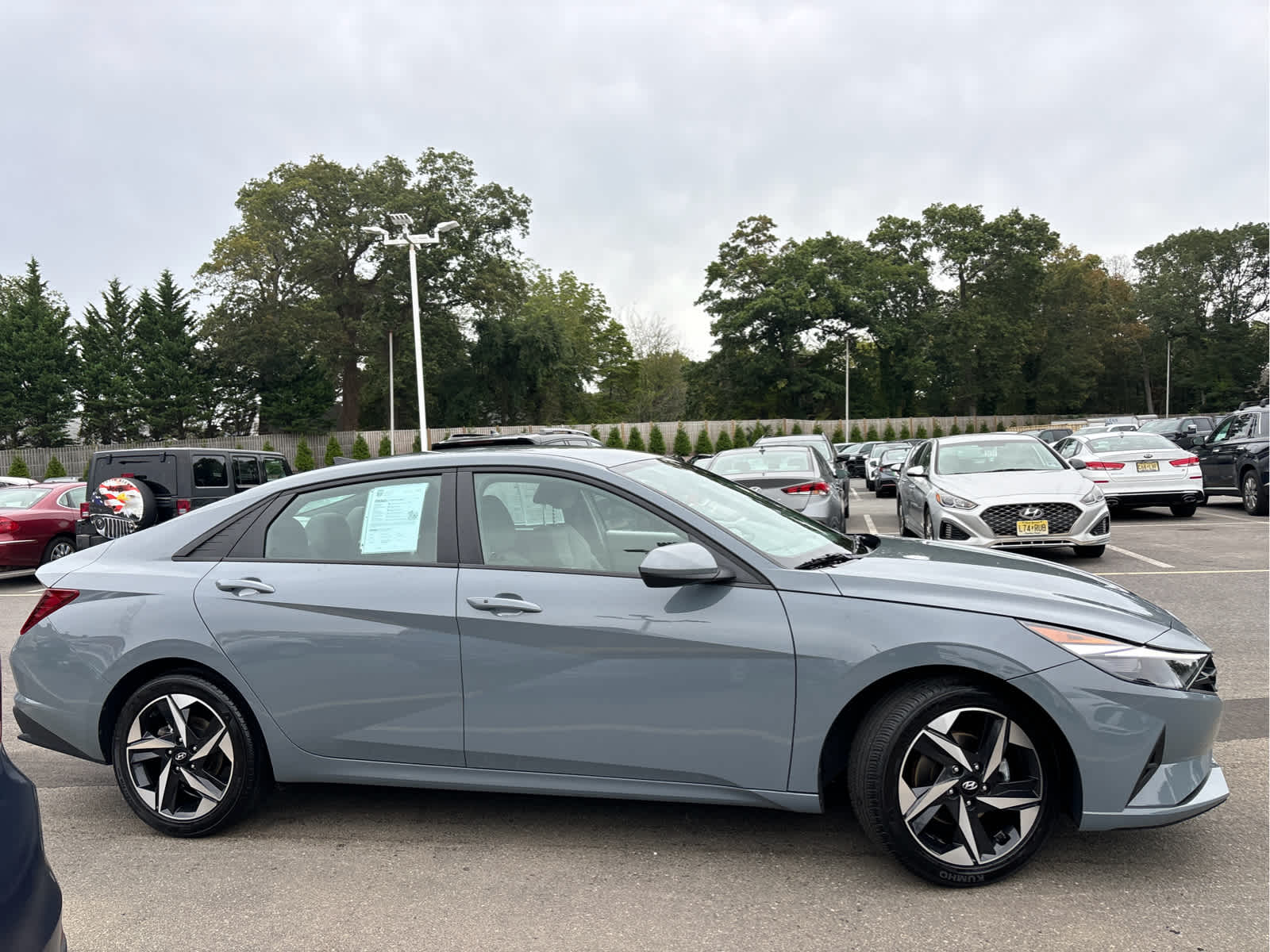 2023 Hyundai Elantra SEL photo 2