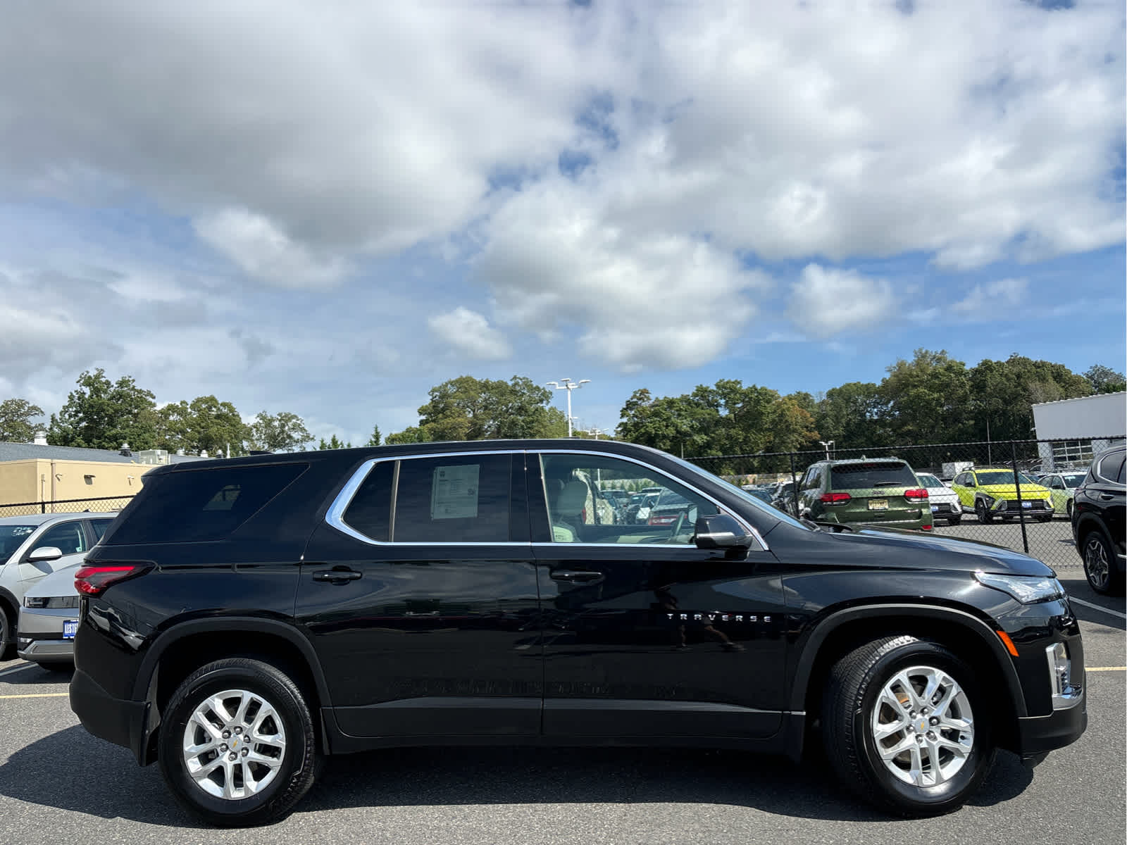 2023 Chevrolet Traverse 1LS photo 2