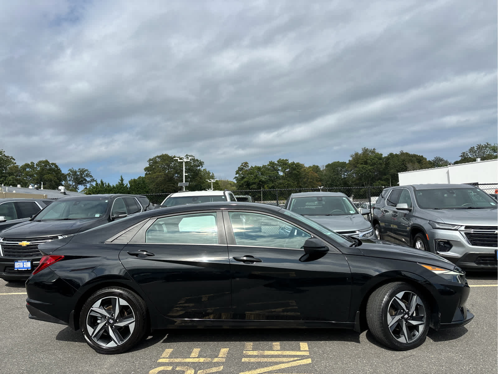 2023 Hyundai Elantra SEL photo 2