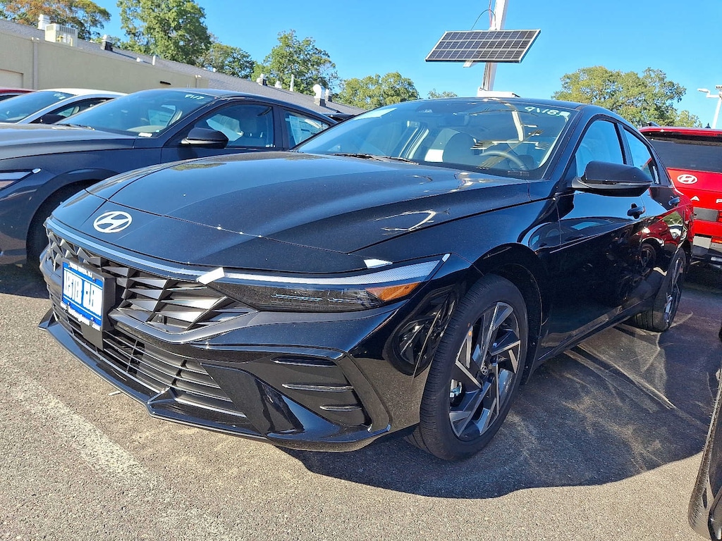 New 2025 Hyundai Elantra Limited Sedan
