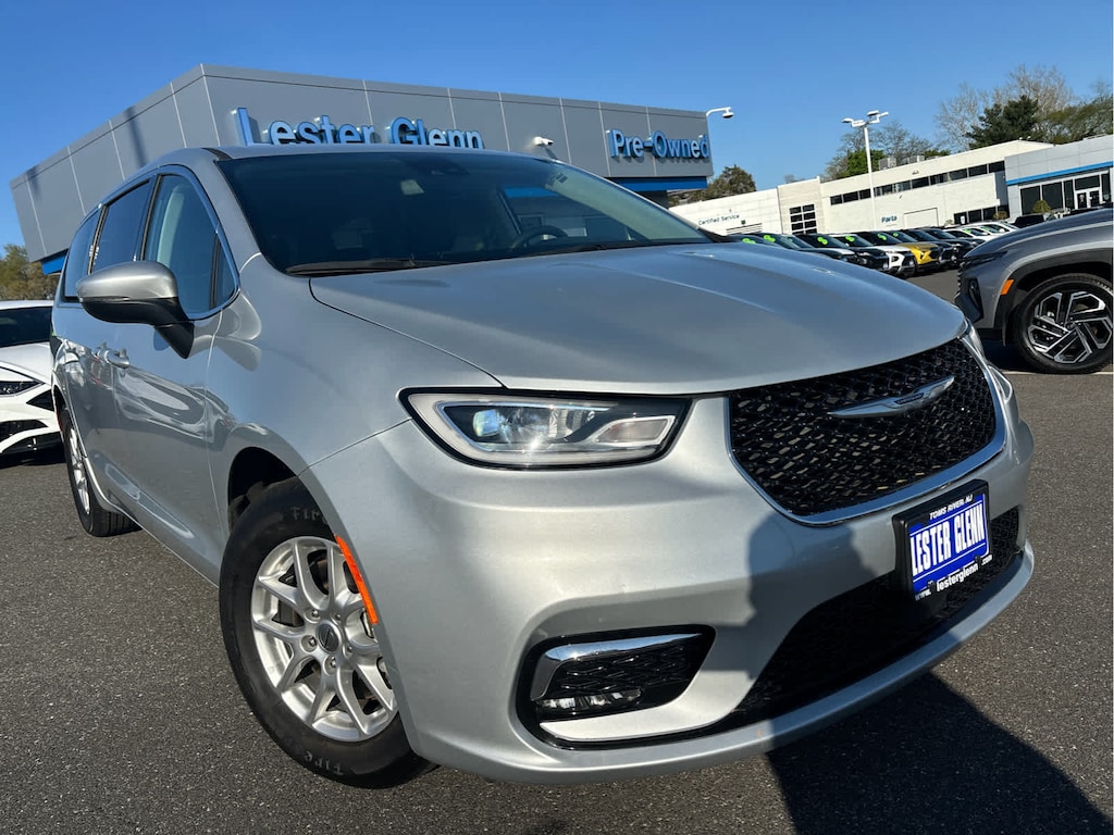 Used 2023 Chrysler Pacifica Touring L Van Passenger Van