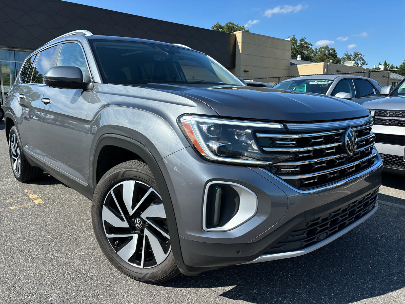 2024 Volkswagen Atlas SEL photo 2