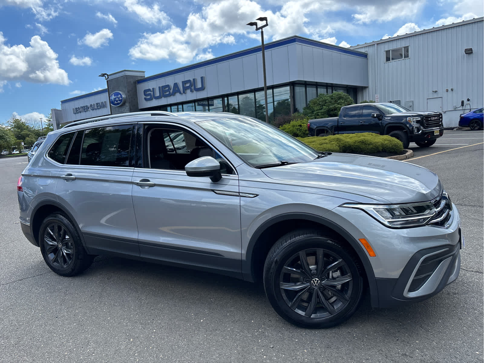 2024 Volkswagen Tiguan SE Wolfsburg Edition photo 2