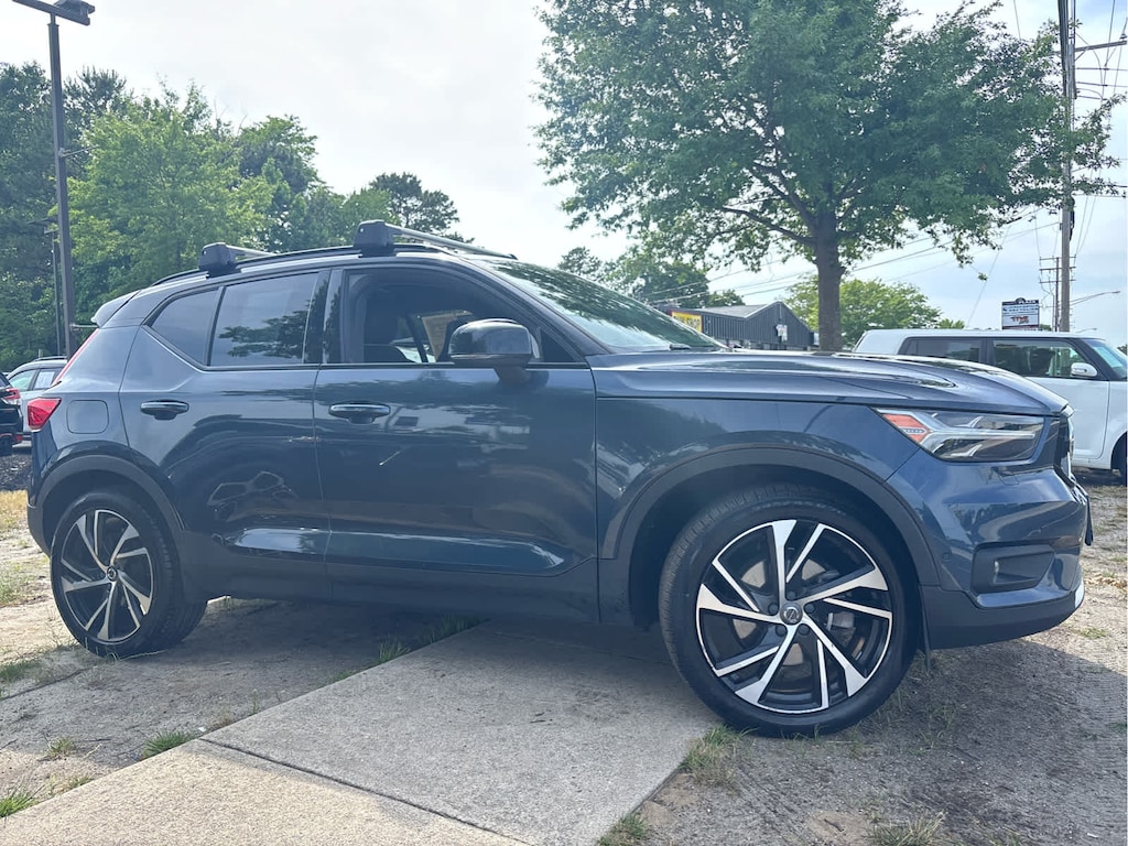 Used 2022 Volvo XC40 T5 AWD R-Design SUV