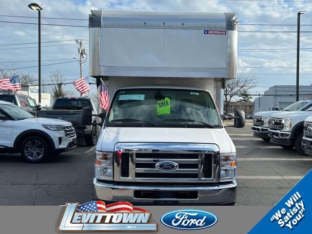 2025 Ford E-450 photo 2