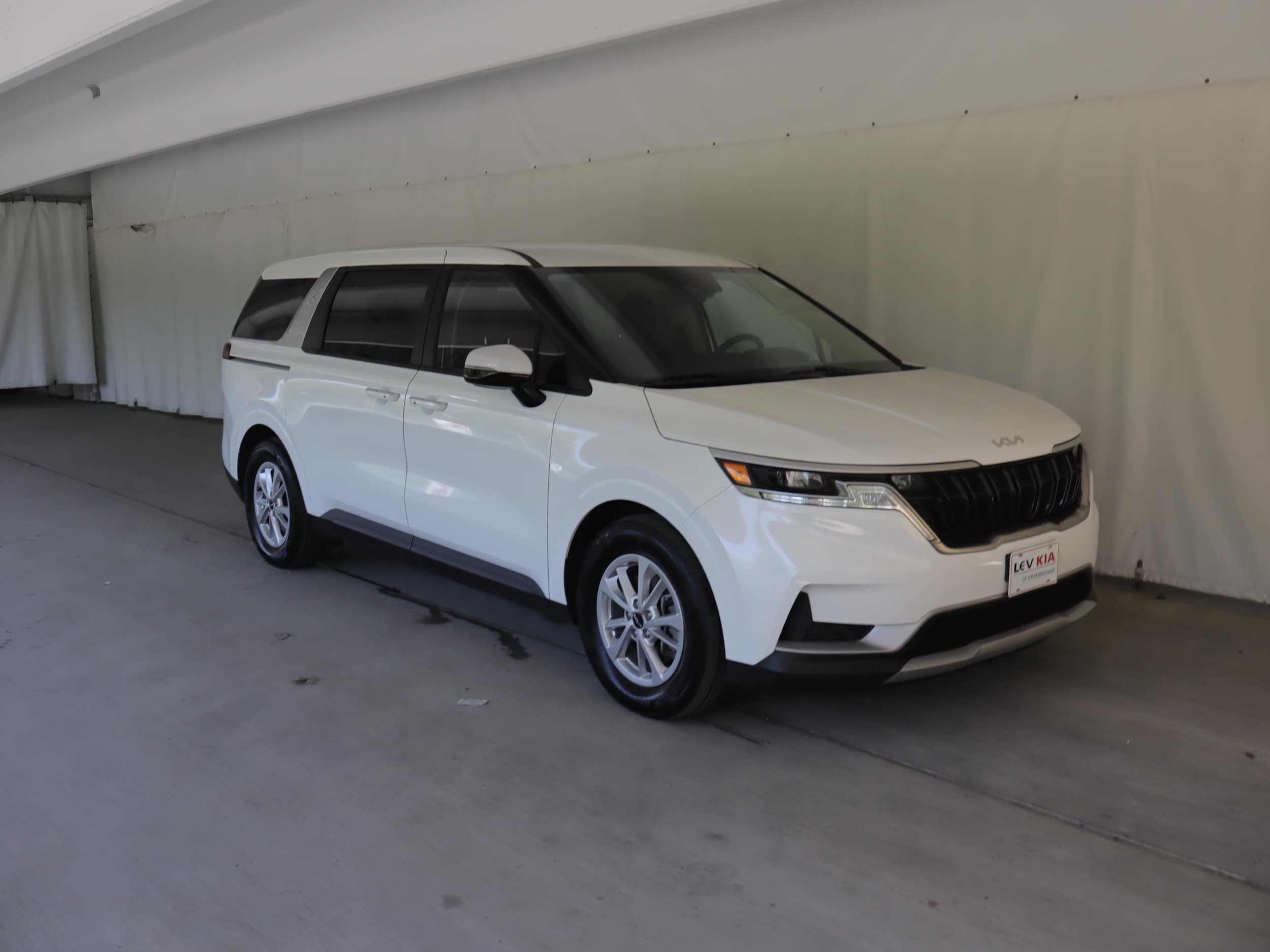 2024 Kia Sedona LX's photo