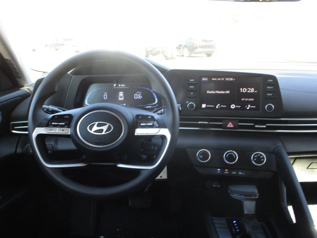 Used 2024 Hyundai Elantra SE Sedan