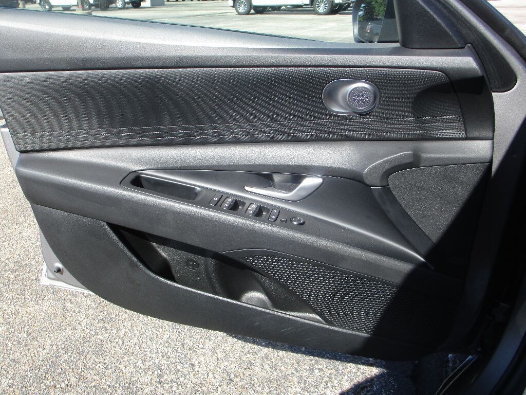 Used 2024 Hyundai Elantra SE Sedan