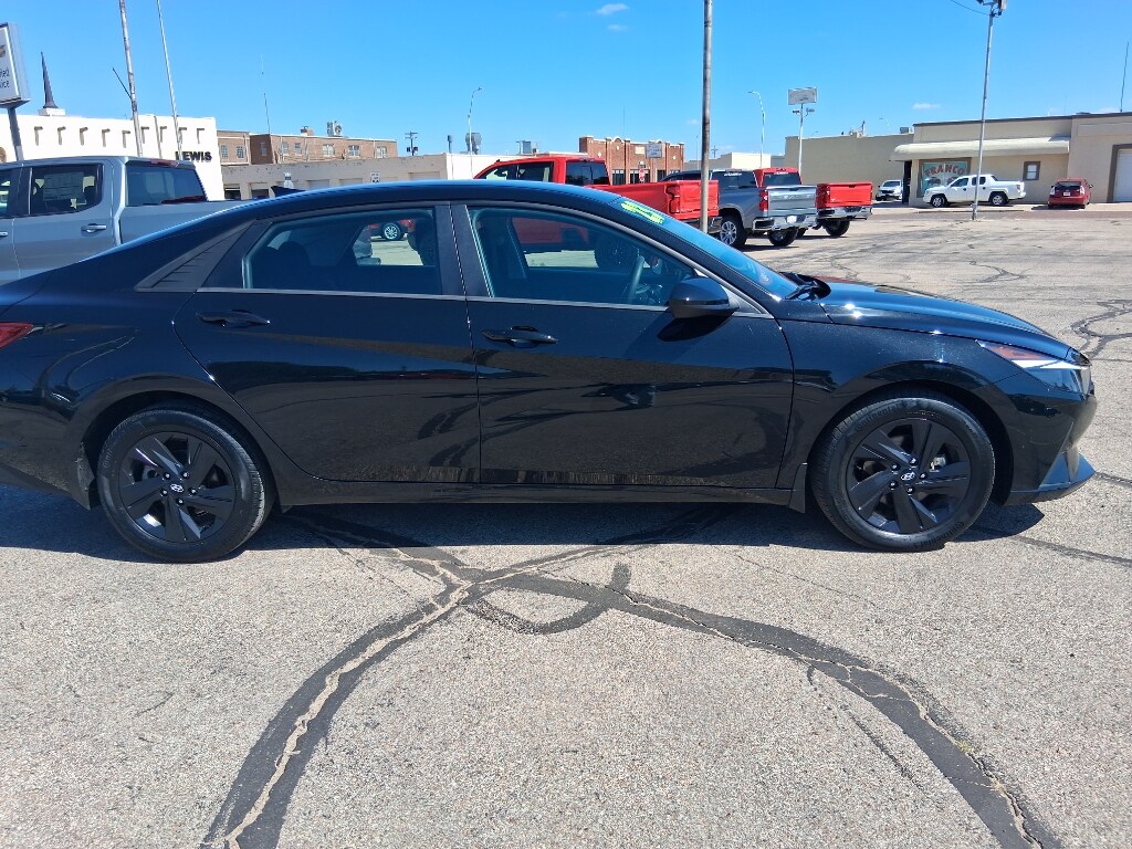 2023 Hyundai Elantra SEL photo 2