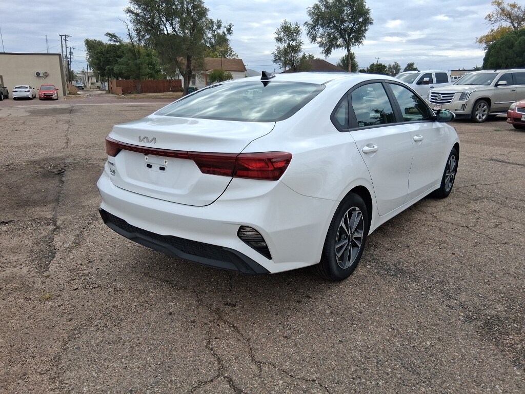 2024 Kia Forte LXS photo 3