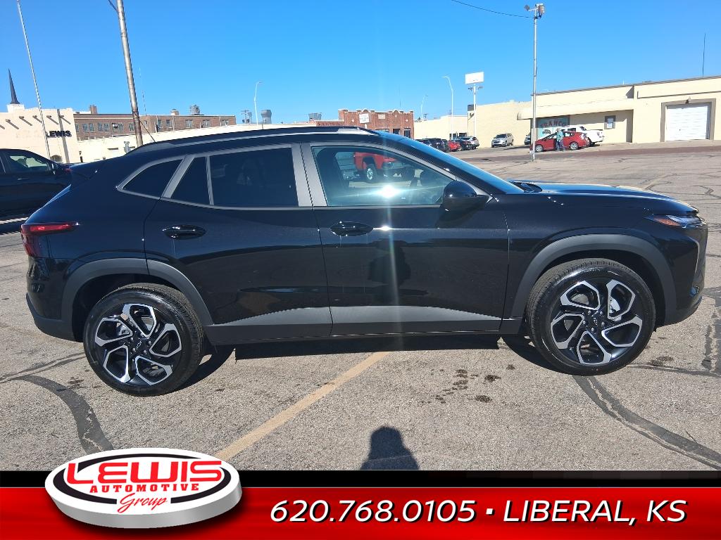2025 Chevrolet Trax photo 2