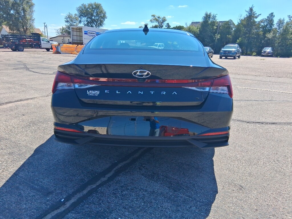 2023 Hyundai Elantra SEL photo 4