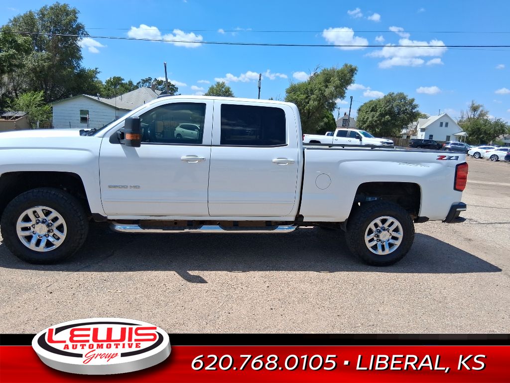 2018 Chevrolet Silverado LT photo 3