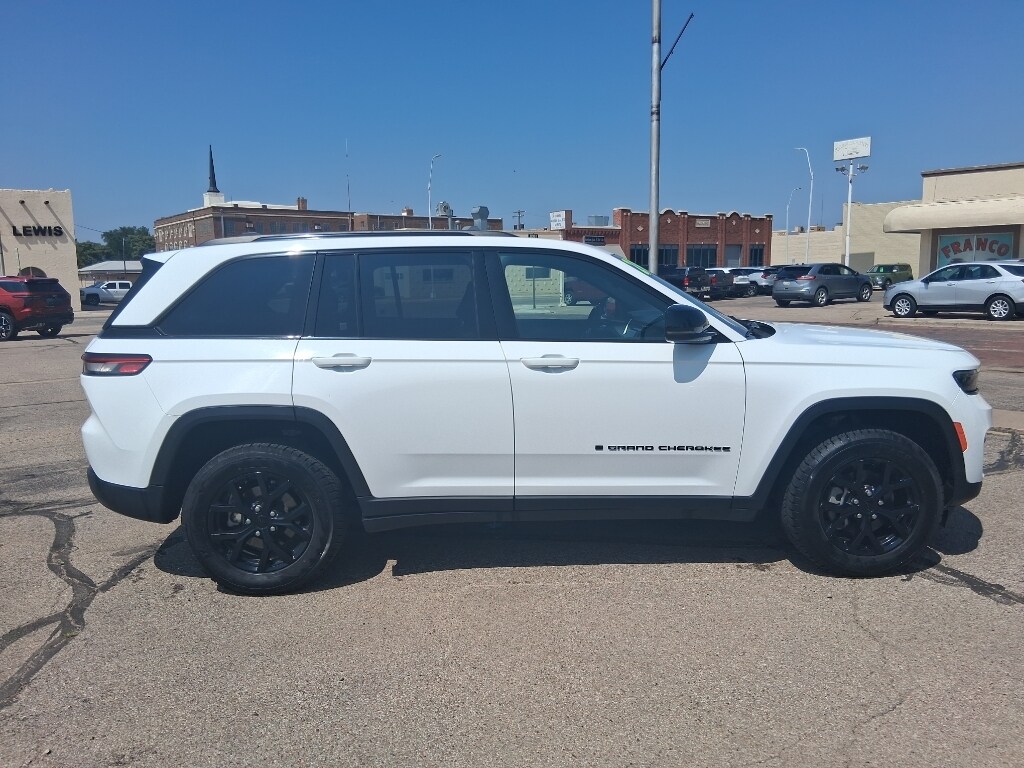Used 2024 Jeep Grand Cherokee Altitude SUV