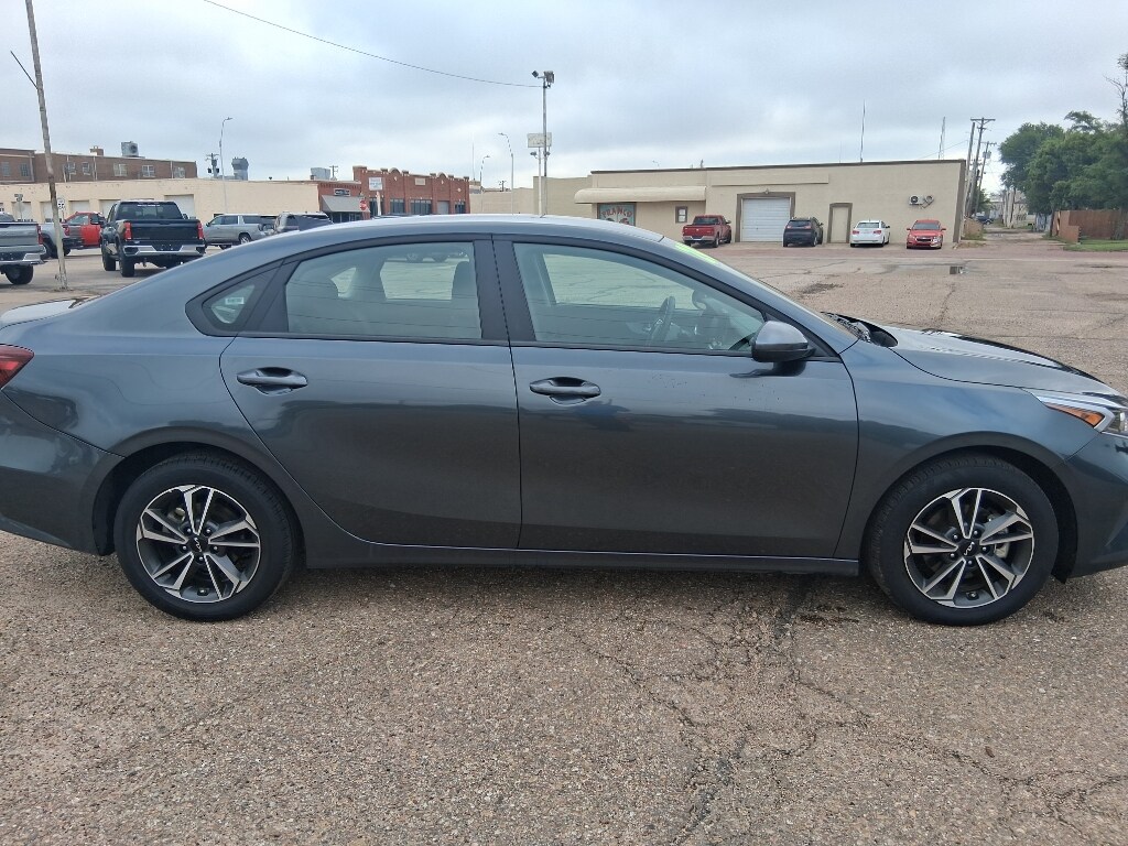 2024 Kia Forte LXS photo 2