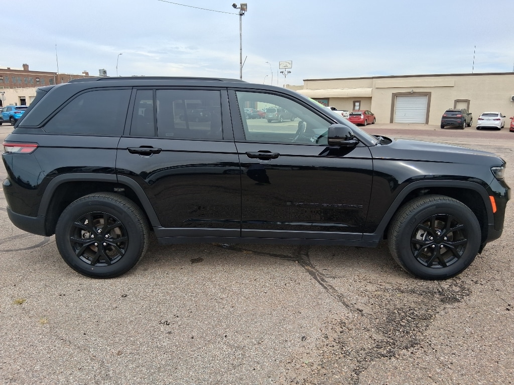 Used 2024 Jeep Grand Cherokee Laredo SUV