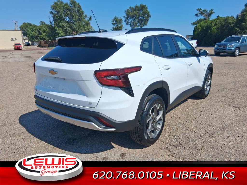 2024 Chevrolet Trax LT photo 2