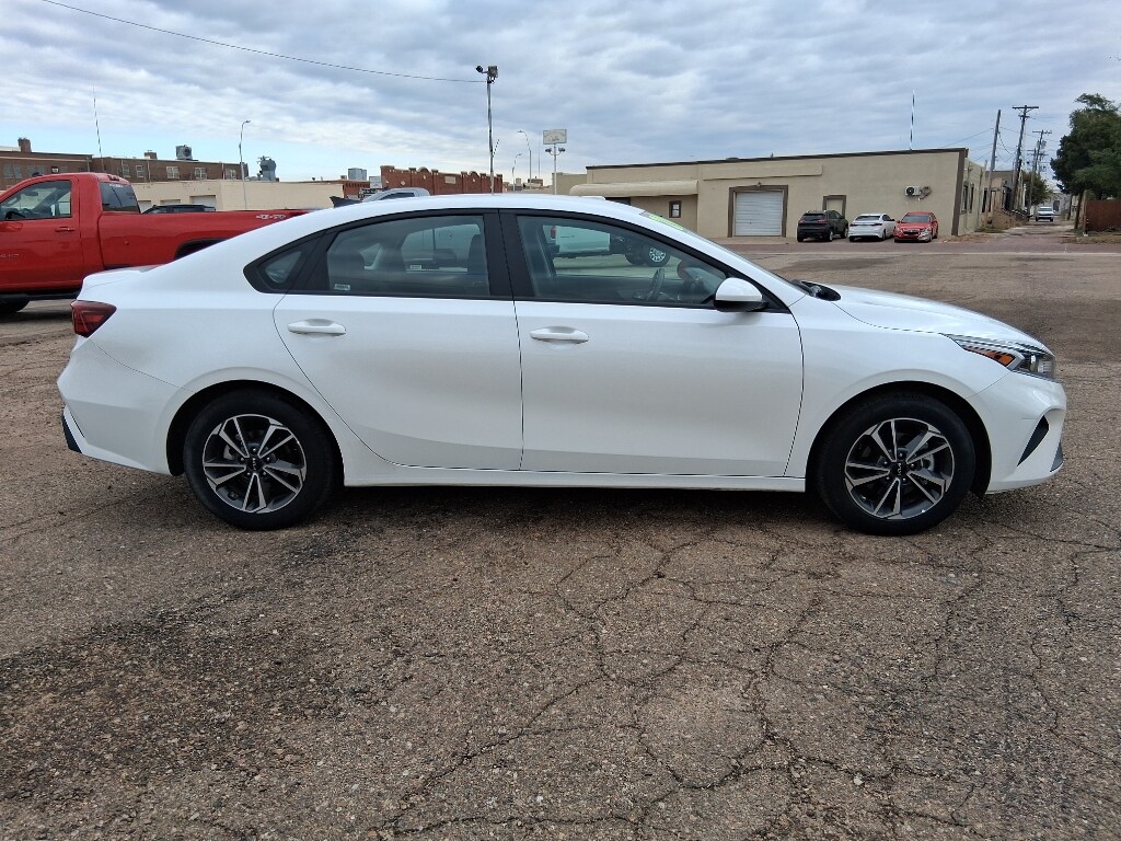 2024 Kia Forte LXS photo 2