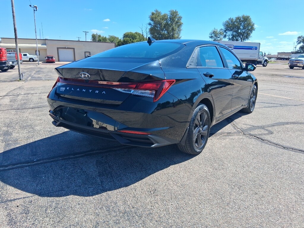 2023 Hyundai Elantra SEL photo 3