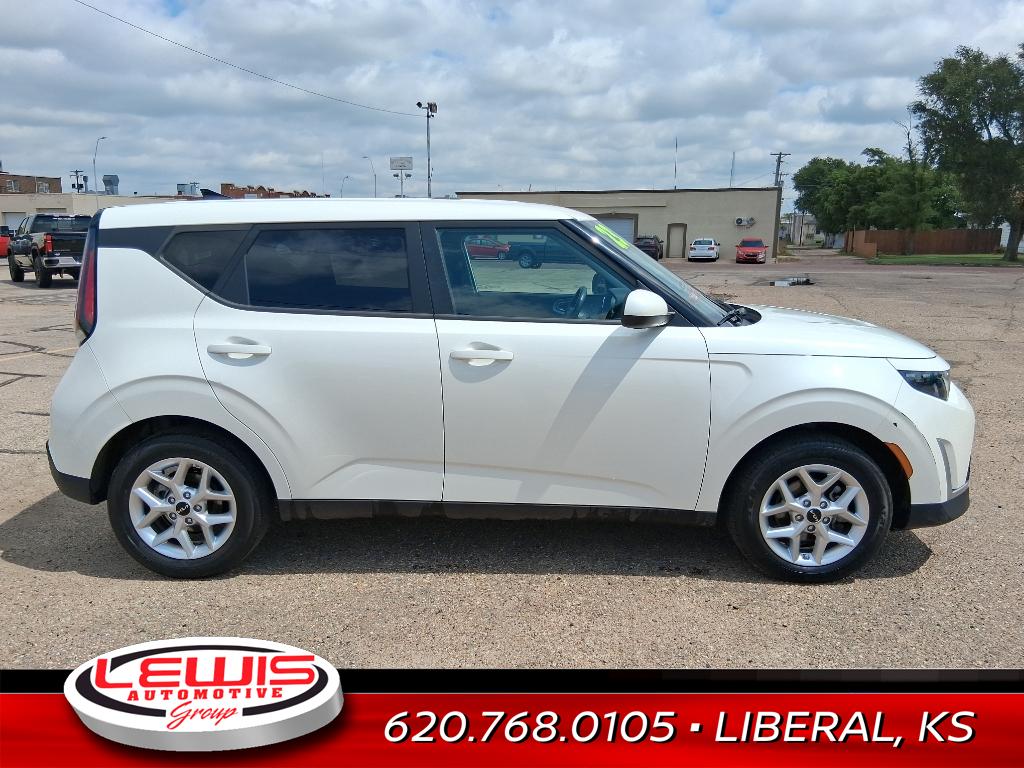 2023 Kia Soul LX photo 2