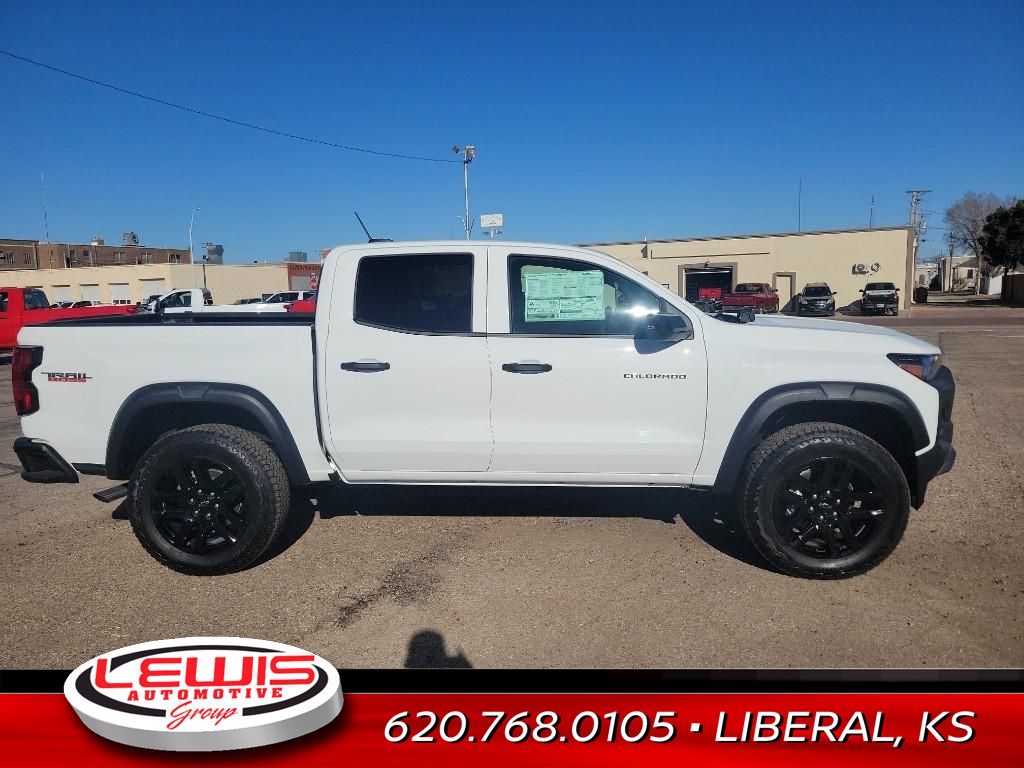 2024 Chevrolet Colorado Trail Boss photo 2