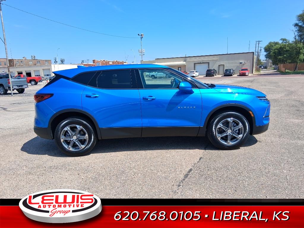 2025 Chevrolet Blazer 2LT photo 2