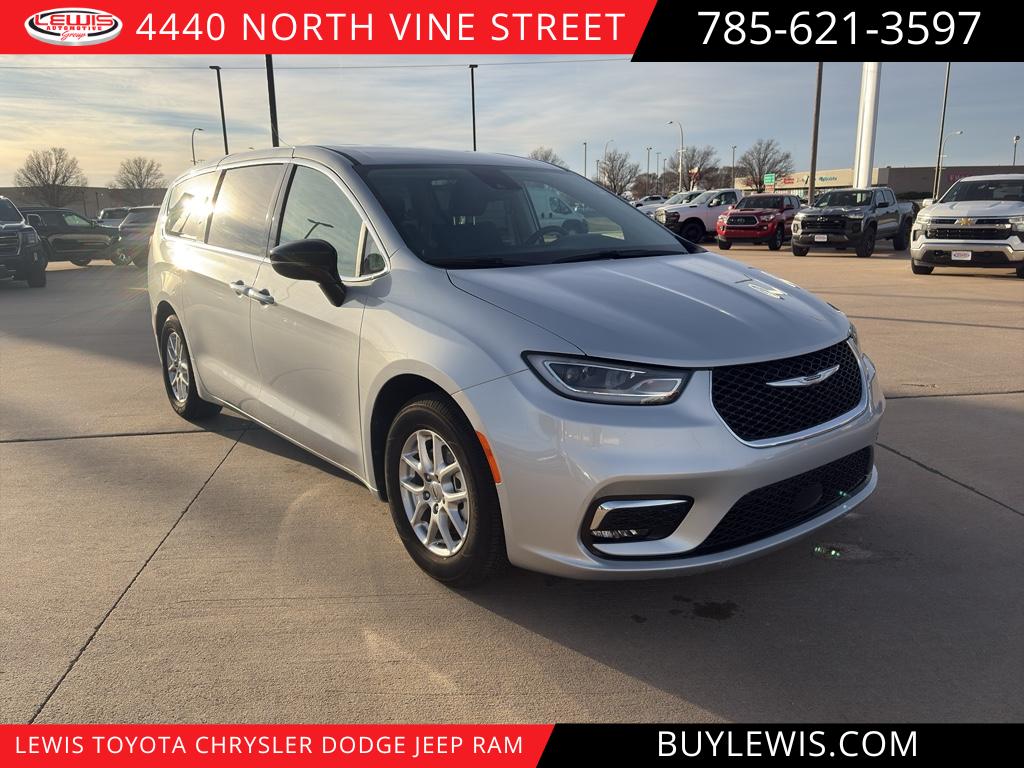 2024 Chrysler Pacifica Touring L's photo