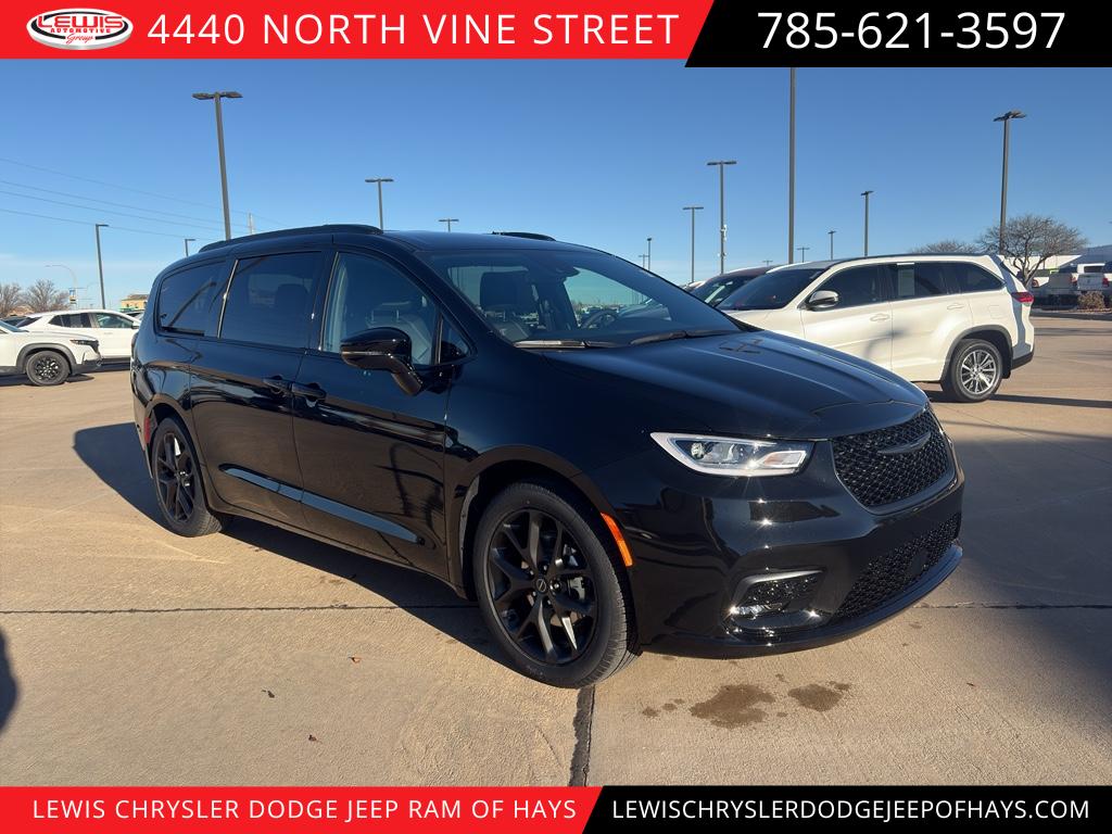 2026 Chrysler Pacifica Select's photo