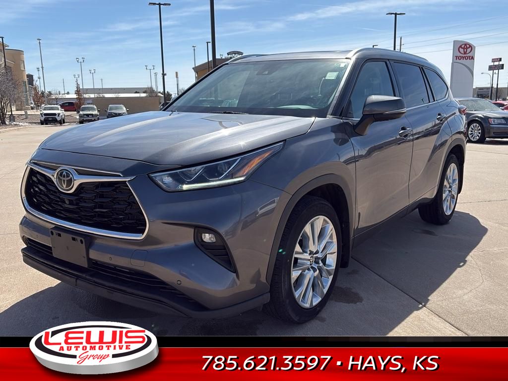 Used 2022 Toyota Highlander Limited with VIN 5TDDZRBH4NS203850 for sale in Hays, KS