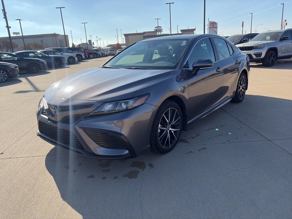 2022 Toyota Camry SE photo 2